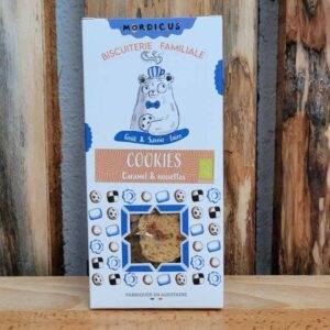 Cookie Caramel-noisette Descriptif : Ce cookie là va vous faire chavirer car tellement gourmand ! des noisettes et des éclats de caramel pour le goût et un croquant incomparable. Il accompagnera à merveille le goûter des enfants et des grands. Vous pouvez le tremper dans un thé, l'emmener pour un pique-nique ou le dévorer au petit-déjeuner. Poids net : 100g Liste des ingrédients : farine de blé*, cassonade*, sucre glace *, œufs*, levure sans gluten*, éclats de caramel au beurre *, noisettes*, beurre*.  *Issus de l'agriculture biologique Présence dans notre atelier de fruits à coque, lait, oeuf et gluten. Label : agriculture biologique