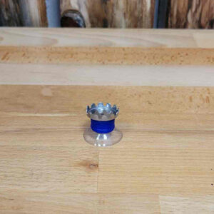  Porte-savon aimanté  Le porte-savon aimanté minimaliste est l'accessoire innovant qui vous aide à conserver proprement et durablement vos cosmétiques solides (savons et shampoings). Sa ventouse aimantée et sa capsule à enfoncer dans le produit permettent de le placer sur n’importe quelle paroi (lisse, sèche et sans aspérité) sans percer ni coller. Ne reposant sur aucune surface, vos savons ou shampoings solides sécheront rapidement et intégralement sans se ramollir. Pratique : le porte-savon minimaliste se fixe grâce à sa ventouse aimantée, ainsi, vous pouvez le déplacer et le repositionner autant de fois que vous le souhaitez. Pas besoin de percer ou de coller. Adaptable : vous pourrez utiliser cet accessoire sur de nombreux savons et shampoings solides pouvant peser jusqu’à 200 grammes. (400 g si la ventouse est fixée à l'horizontale). Économique : ne reposant sur aucune surface, le savon secs plus facilement et subit moins de pertes résiduelles ; la durée de vie de vos cosmétiques solides est prolongée. Minimaliste : le porte-savon est très petit, une fois le savon positionné dessus, vous ne le verrez plus. Plus besoin de multiplier les porte-savons ! Écologique et durable : fabriqué en Allemagne, avec des matériaux résistants (acier inoxydable, aimant traiter contre la corrosion, ventouse) qui en font un accessoire durable. Ventouse en PVC souple sans phtalates. Capsule métallique en acier inoxydable. Aimant néodyme avec traitement anti-rouille. Prix unitaire TTC : 7.90€ TVA : 20% Provenance : Oceanrespect est une entreprise basée dans la région Montpelliéraine. Tous leurs articles sont fabriqués de manière éco-responsable, sans plastique et biodégradables. Ils ont mis en place un système d'éco-compensation des émissions de gaz à effet de serre.